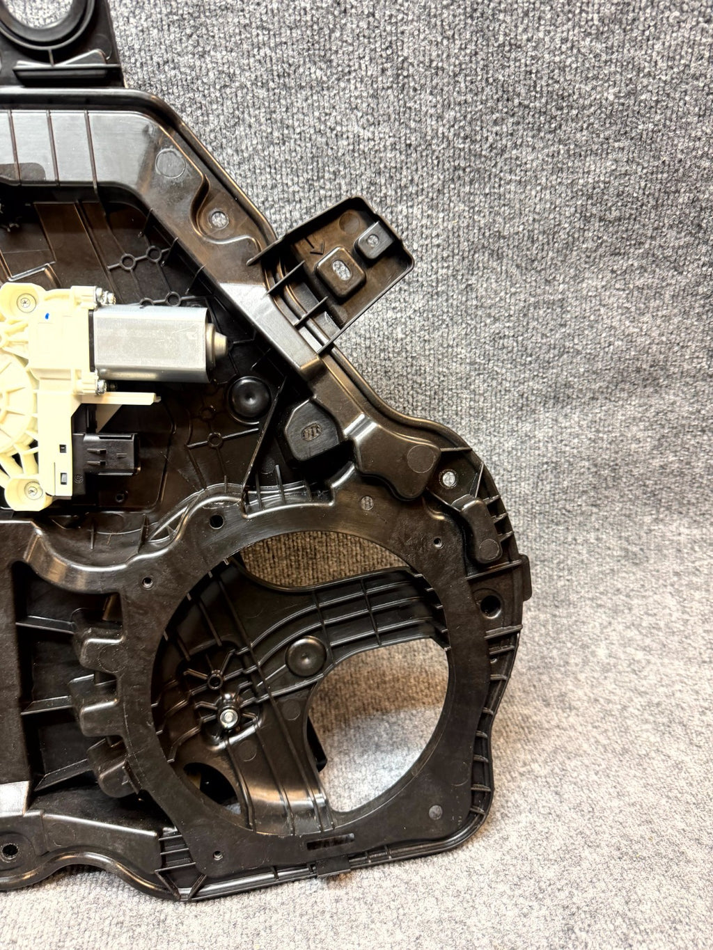 2020-2024 TESLA MODEL Y FRONT LEFT DOOR WINDOW REGULATOR & MOTOR OEM, 149551000J