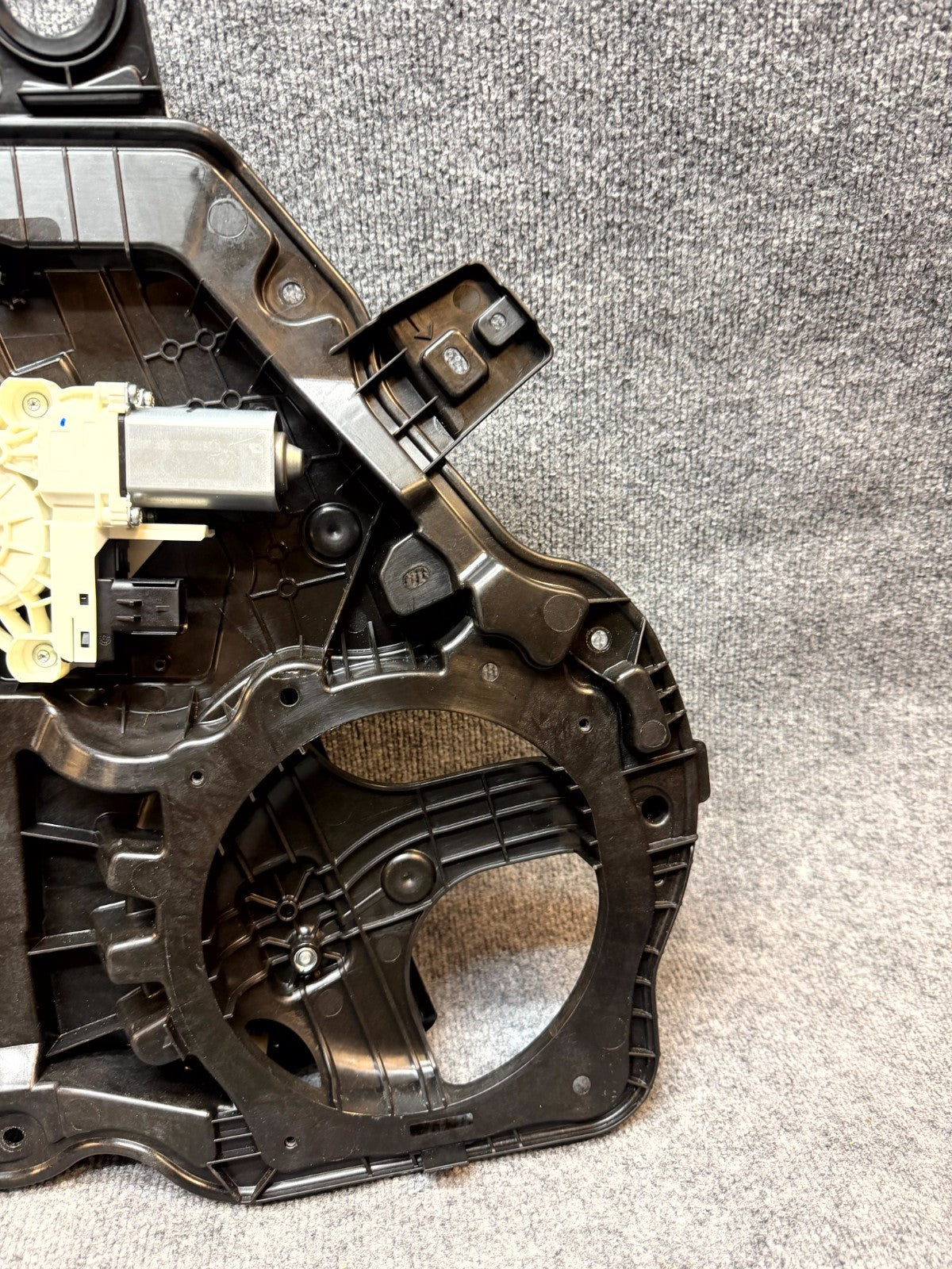 2020-2024 TESLA MODEL Y FRONT LEFT DOOR WINDOW REGULATOR & MOTOR OEM, 149551000J