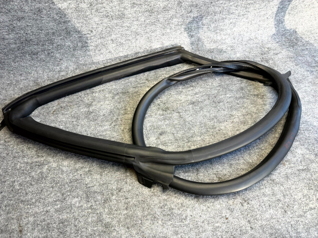 ♦️12-20 TESLA MODEL S REAR LEFT DOOR WINDOW WEATHERSTRIP SEAL OEM, 1038407-00-A