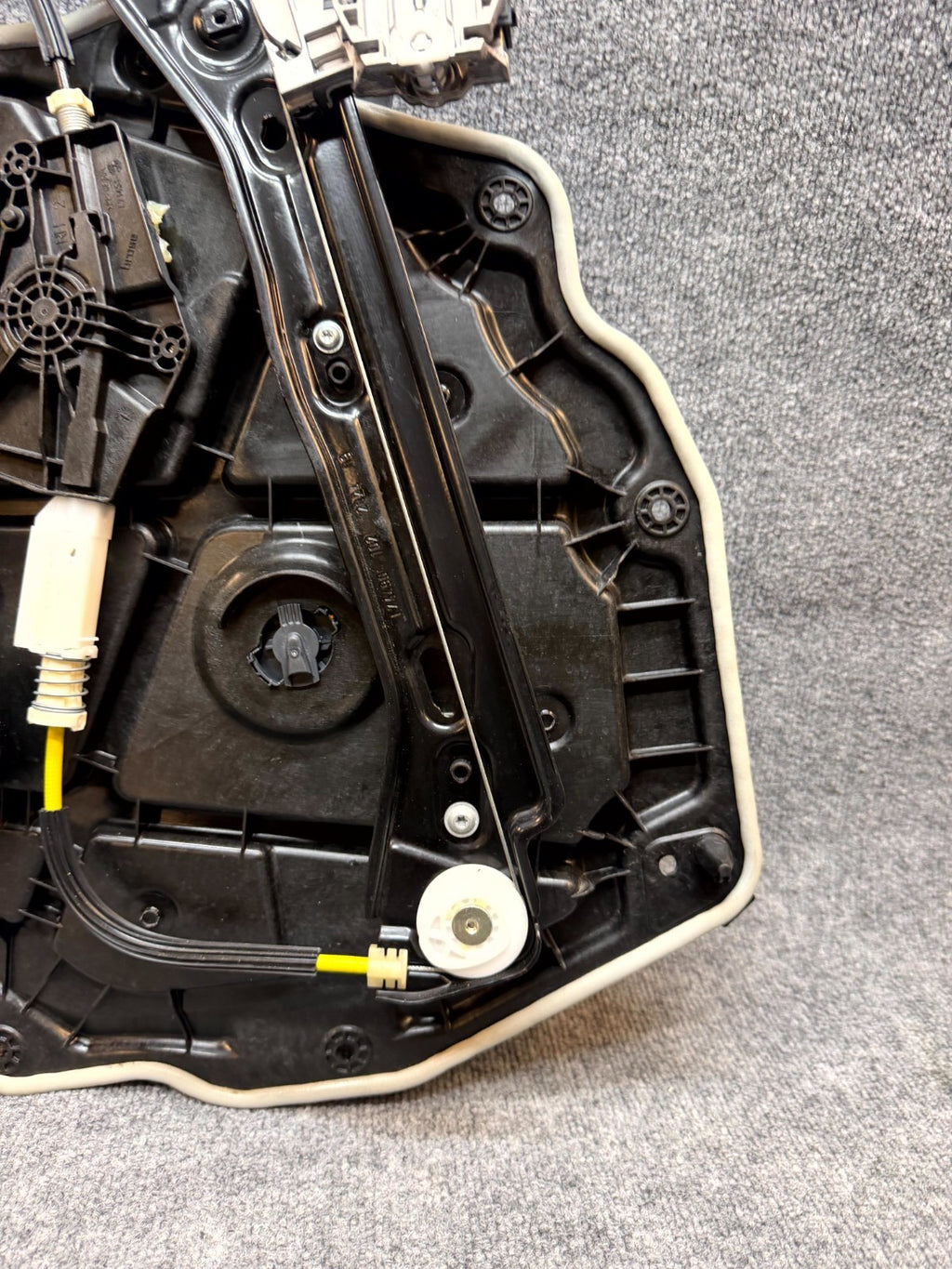 2020-2024 TESLA MODEL Y REAR RIGHT DOOR WINDOW REGULATOR & MOTOR OEM, 149551301J