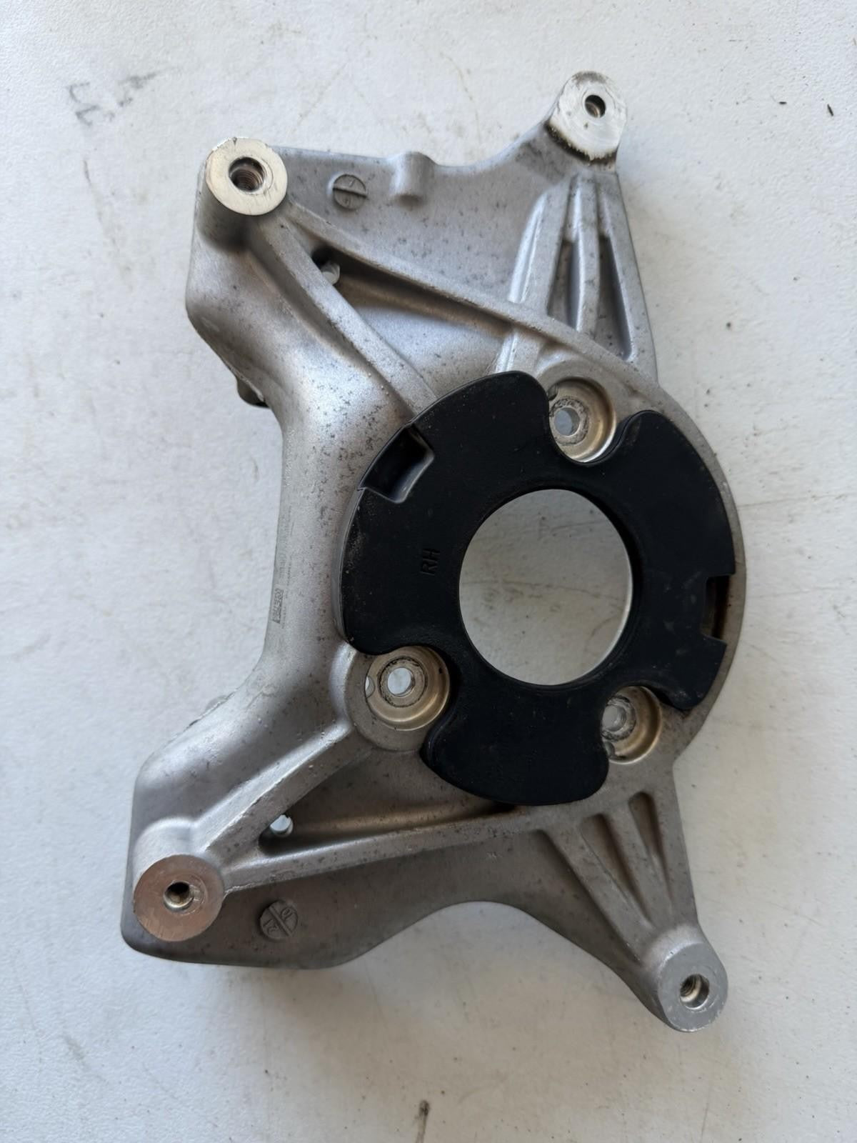 ♦️17–23 TESLA MODEL 3 FRONT RIGHT UPPER STRUT MOUNT BRACKET OEM, 1044037-00-C