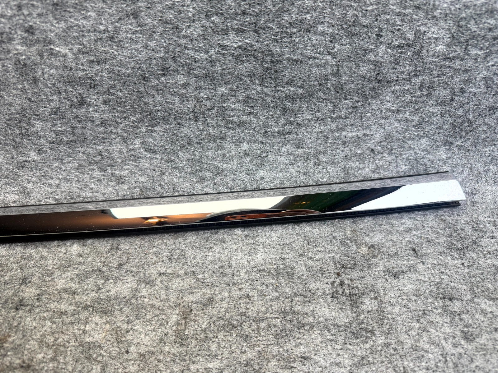 ♦️12-20 TESLA MODEL S FRONT RIGHT SIDE DOOR WINDOW MOLDING TRIM OEM 1038394-00-A