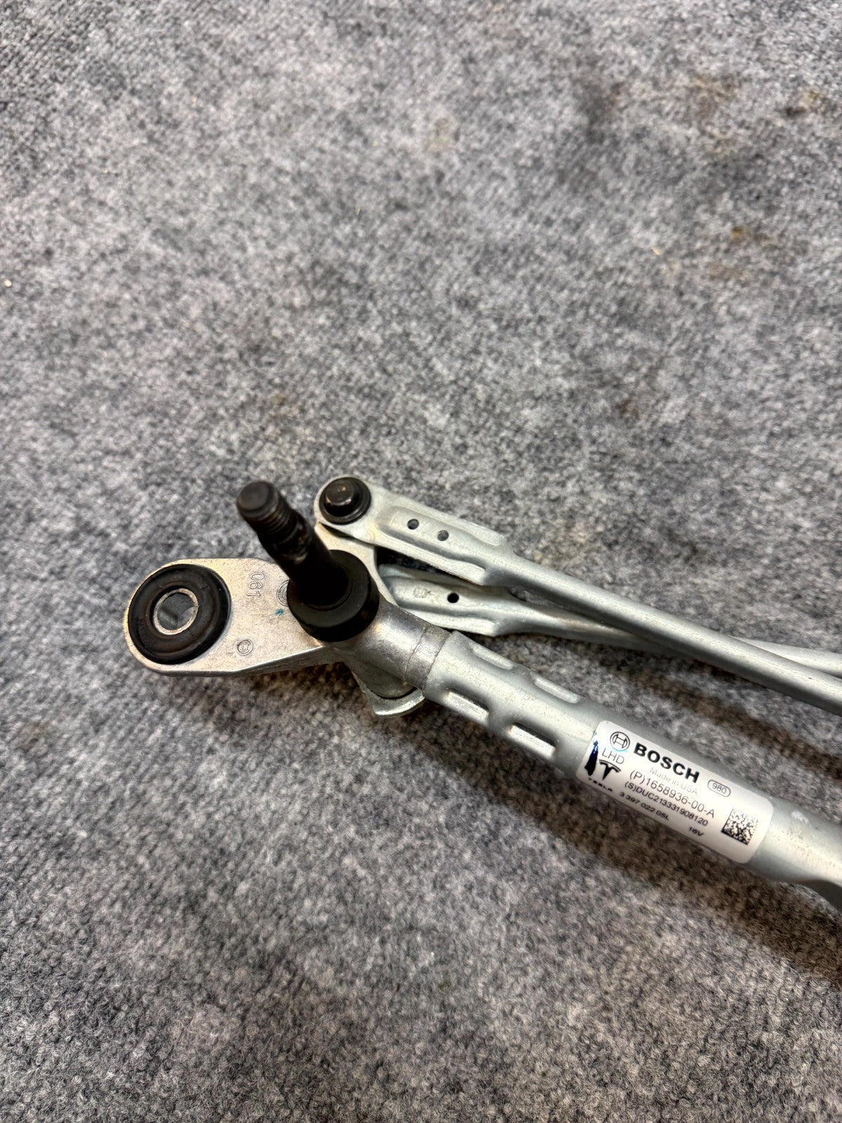 2020-2024 TESLA MODEL Y FRONT WINDSHIELD WIPER LINKAGE W/MOTOR OEM, 1658936-00-A