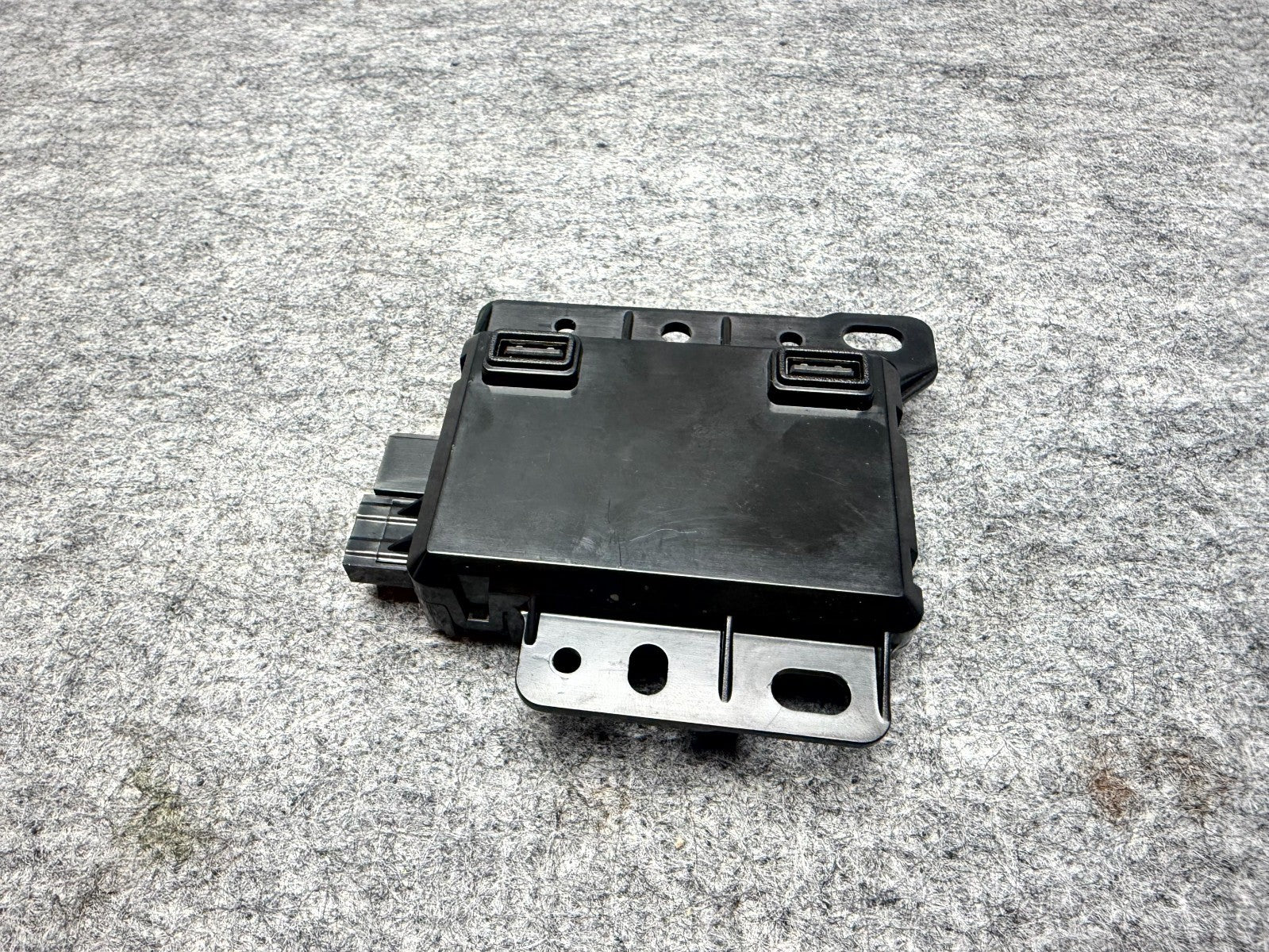 ♦️2017-2023 TESLA MODEL 3 FRONT USB HUB CHARGER CONTROL MODULE OEM, 1093295-00-A