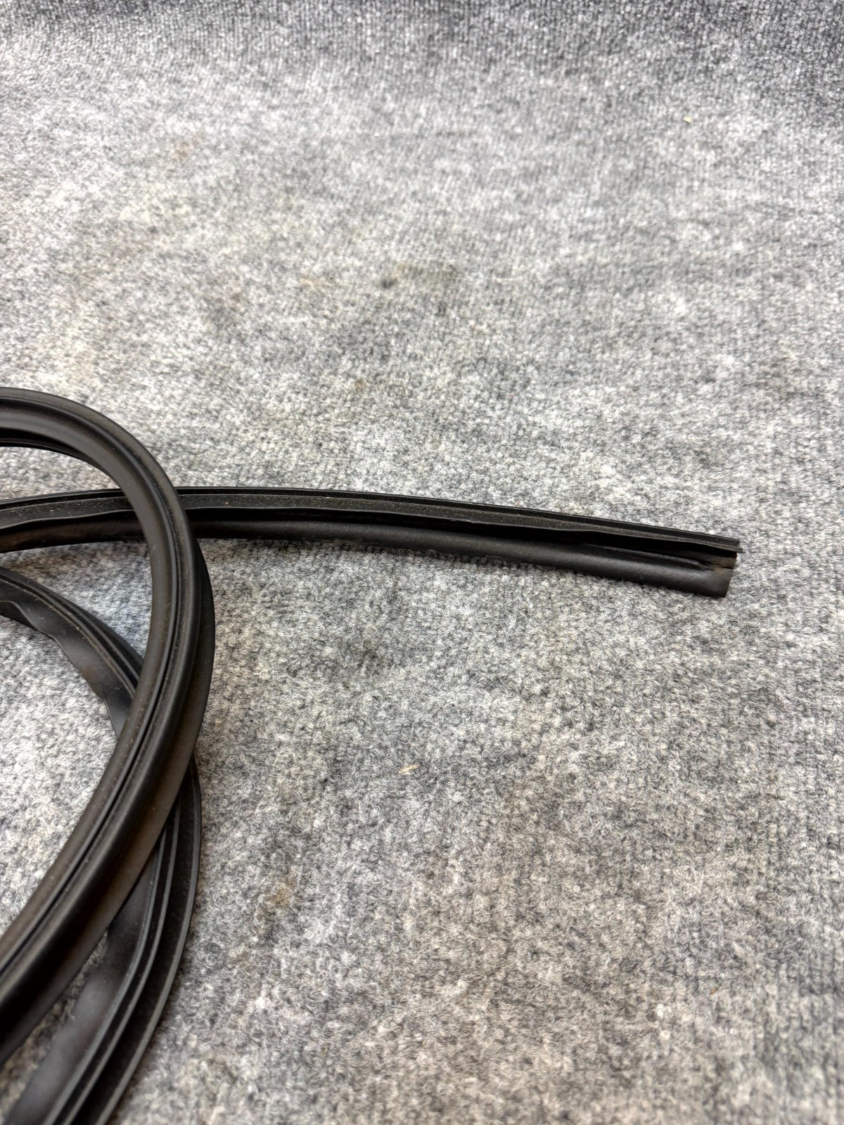2020-2024 TESLA MODEL Y FRONT LEFT DOOR SEAL RUBBER WEATHERSTRIP OEM, 149767398C