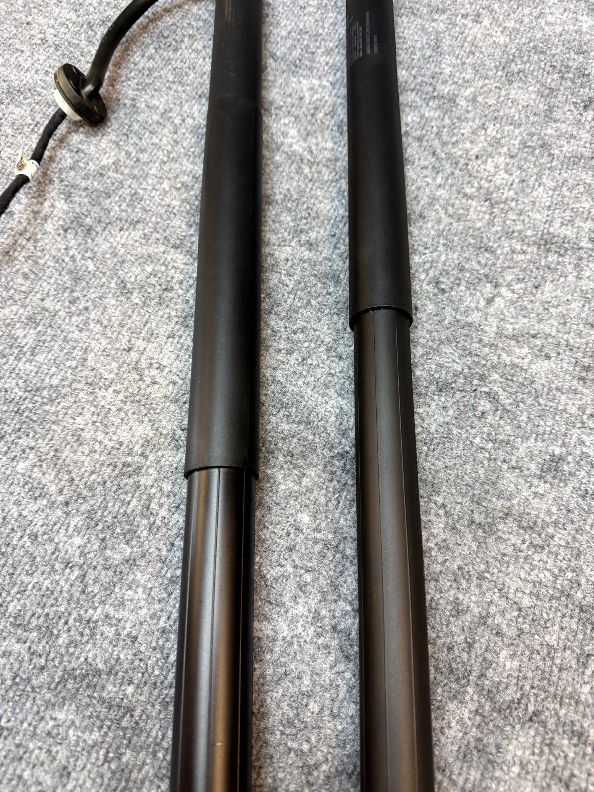 20-24 TESLA MODEL Y RIGHT TAILGATE LIFTGATE POWER LIFT CYLINDER OEM 1500602-00-A