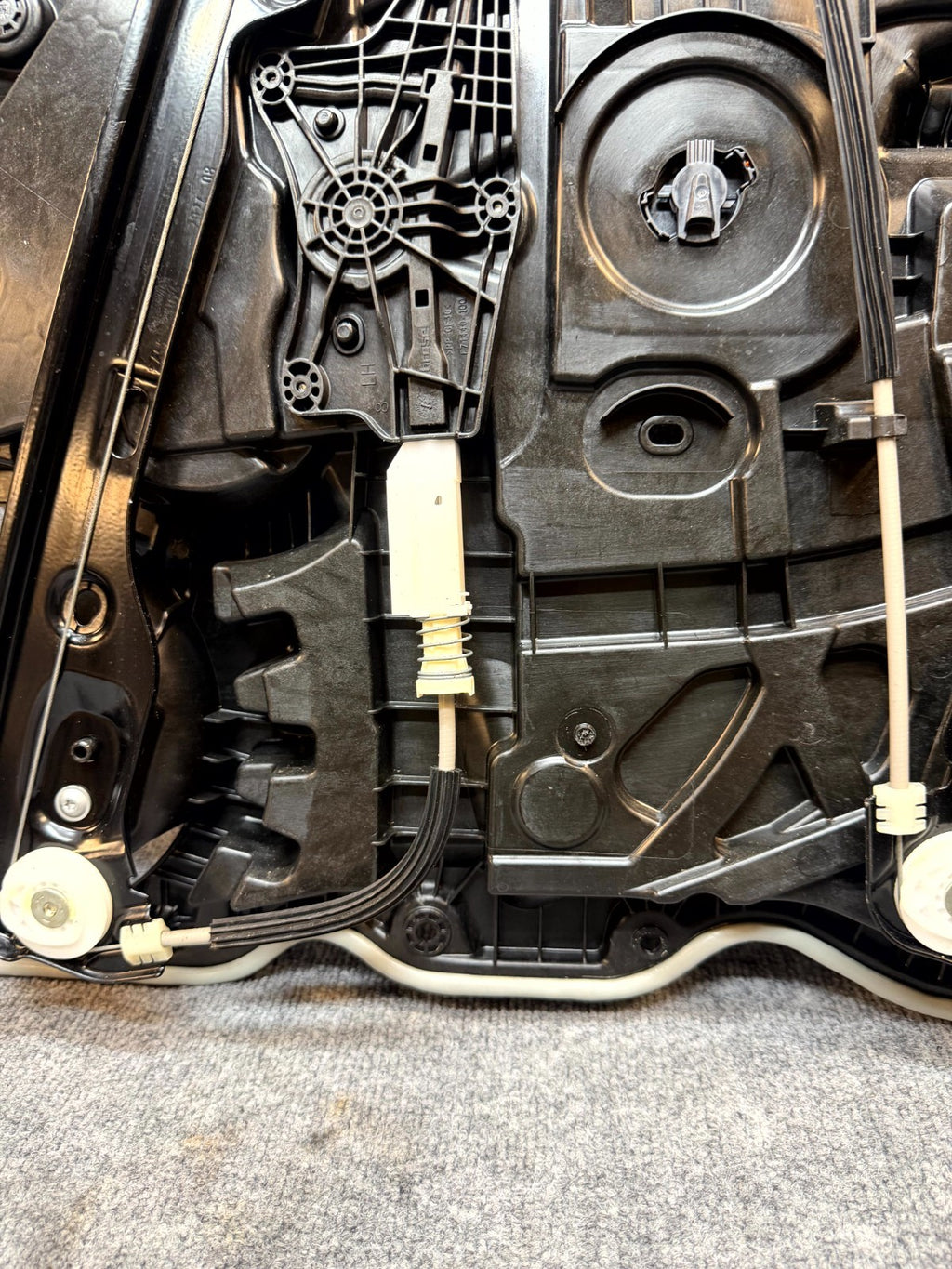 2020-2024 TESLA MODEL Y FRONT LEFT DOOR WINDOW REGULATOR & MOTOR OEM, 149551000J