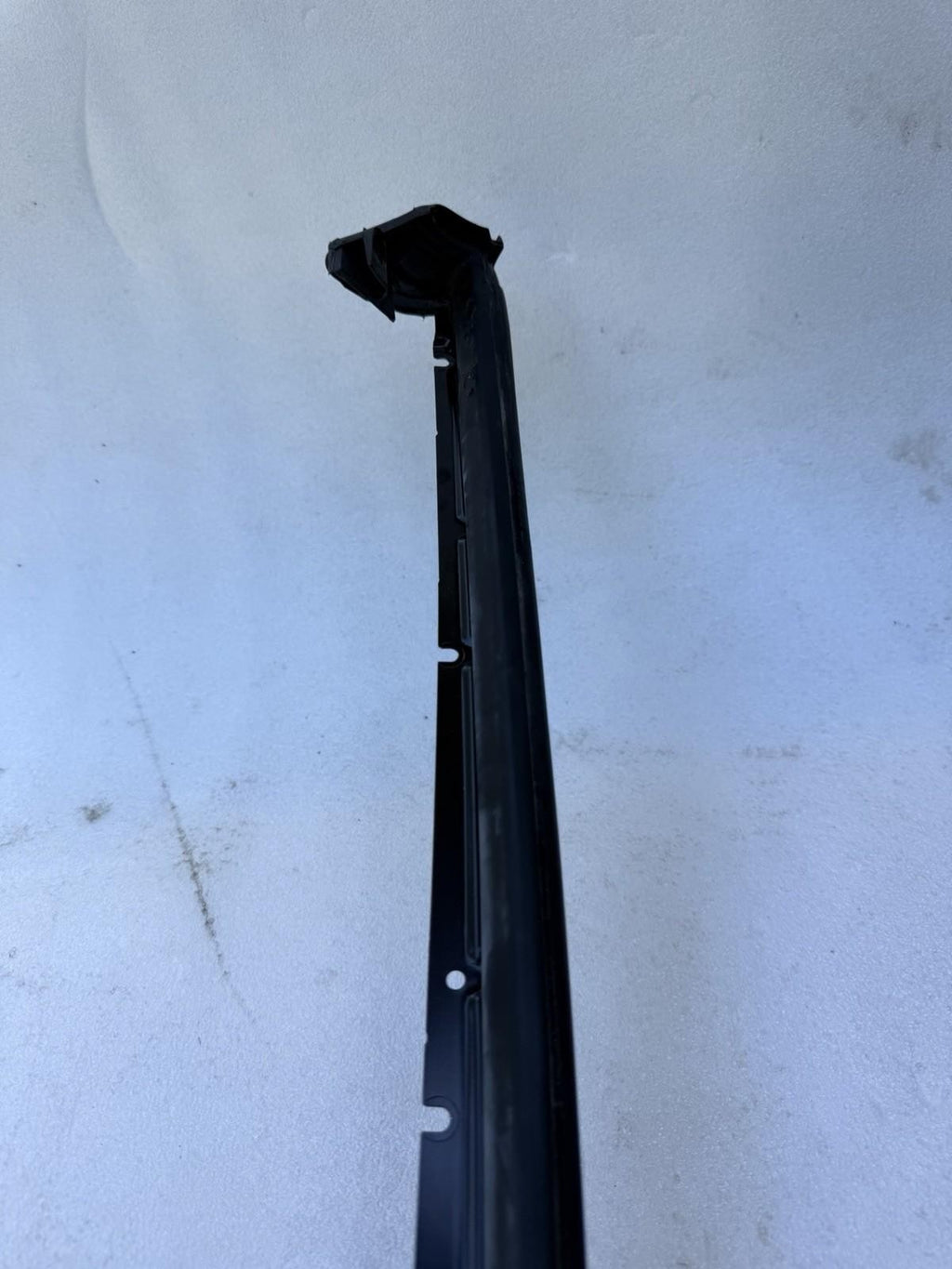♦️ 2016 - 2024 TESLA MODEL X REAR RIGHT SIDE DOOR SEAL BRACKET OEM, 1072080-90-D