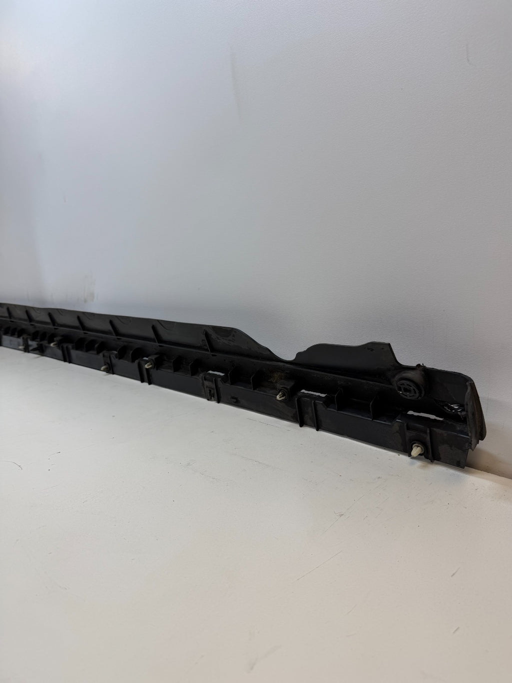 2020-24 TESLA MODEL Y RIGHT SIDE SKIRT ROCKER PANEL MOLDING CARRIER BRACKET