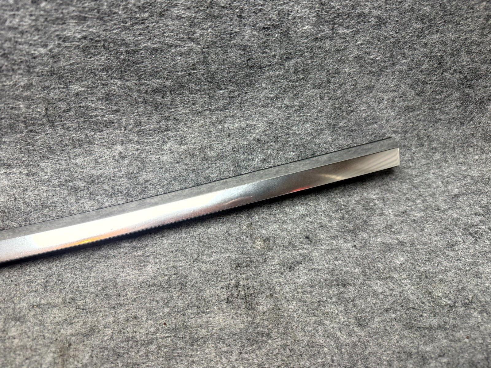 ♦️2017–2023 TESLA MODEL 3 FRONT LEFT DOOR WINDOW BELT MOLDING OEM, 1080681-00-H