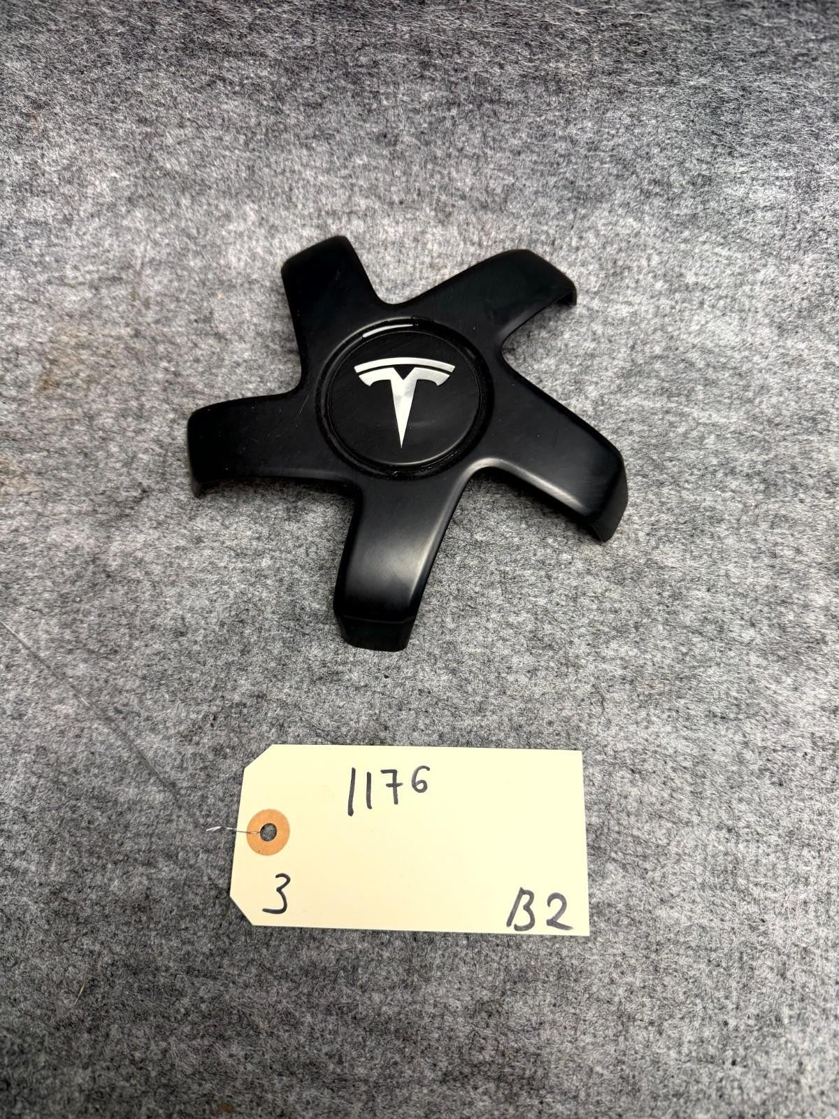 ♦️ 2017 - 2023 TESLA MODEL 3 RIGHT SIDE WHEEL CENTER CAP BLACK OEM, 1044234-00-A