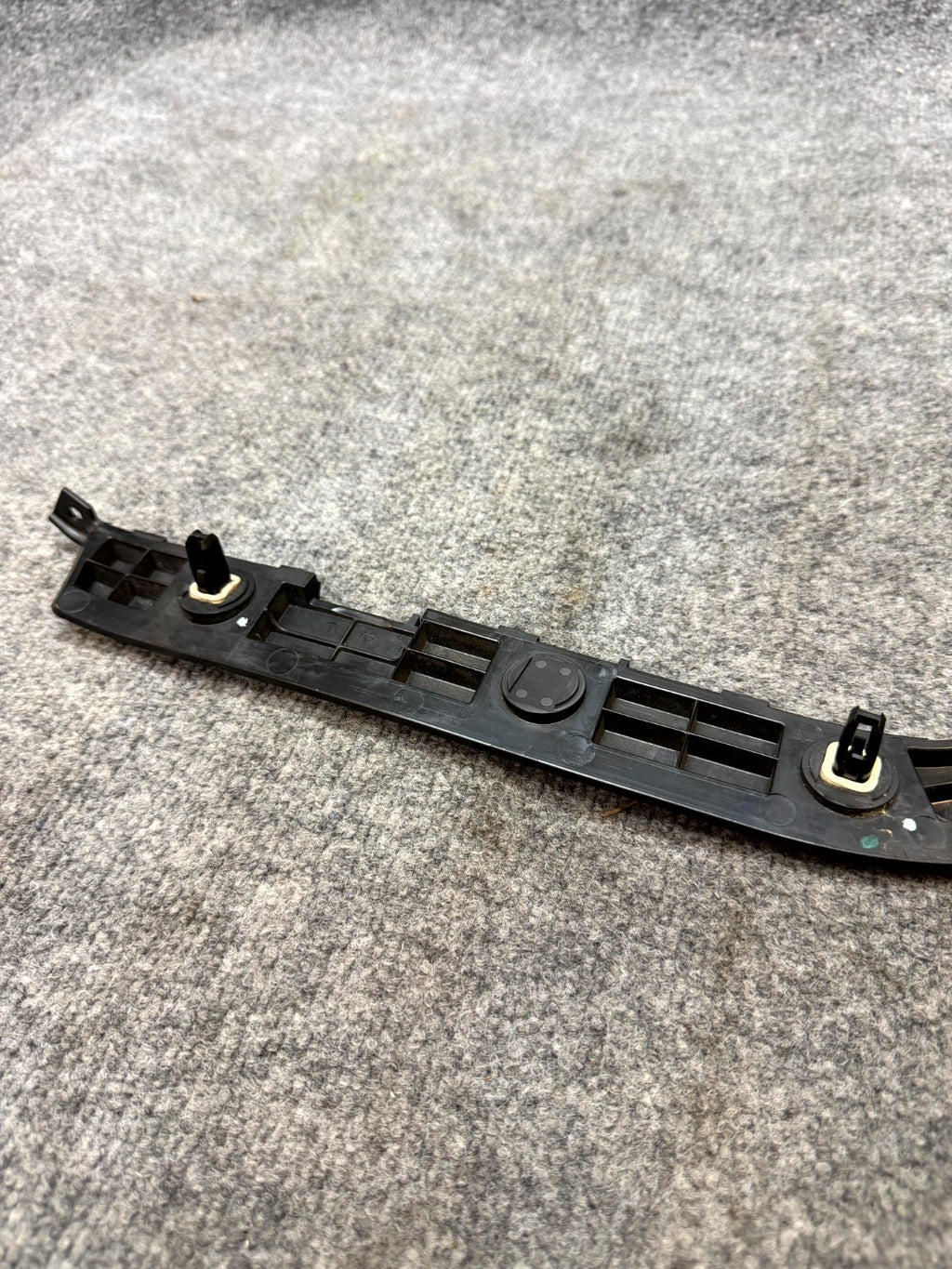 17-23 TESLA MODEL 3 REAR RIGHT BUMPER LOWER SUPPORT RETAINER OEM, 1083991-00-I