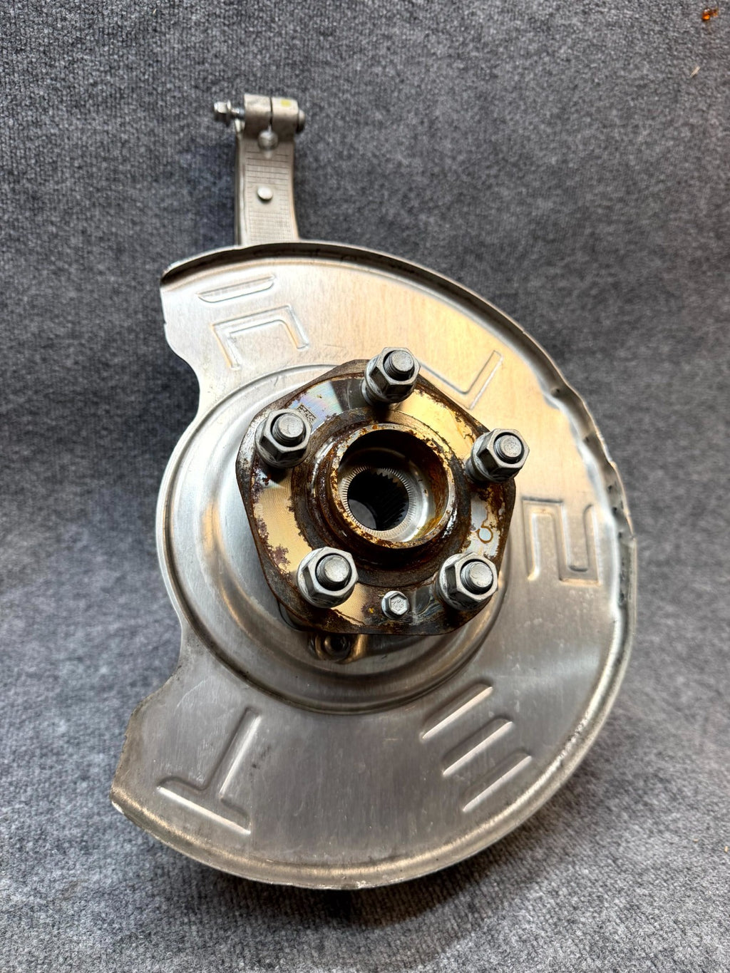 2020-2024 TESLA MODEL Y FRONT RIGHT SPINDLE KNUCKLE HUB & SHIELD OEM, 118831600E