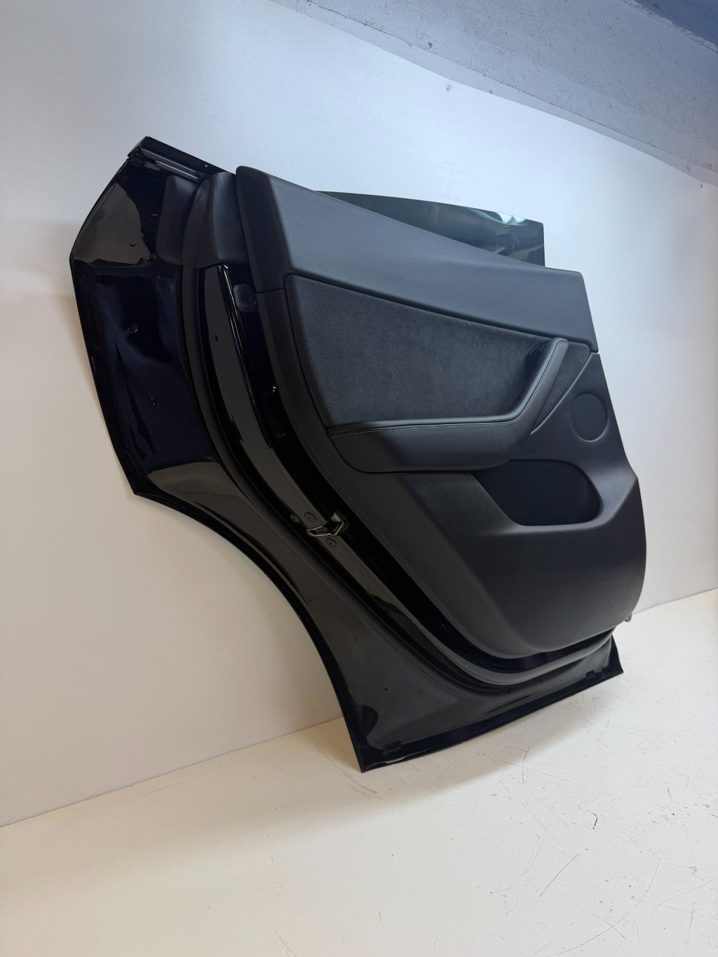 2012-2020 TESLA MODEL Y REAR LEFT DRIVER SIDE COMPLETE DOOR ASSEMBLY W/ GLASS