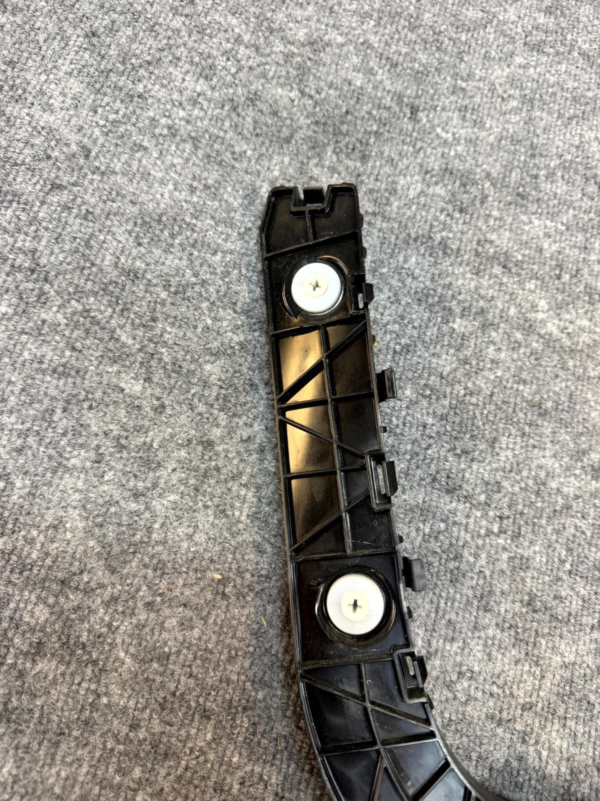 2020-2024 TESLA MODEL Y REAR RIGHT SIDE BUMPER RETAINER BRACKET OEM 1494037-00-A