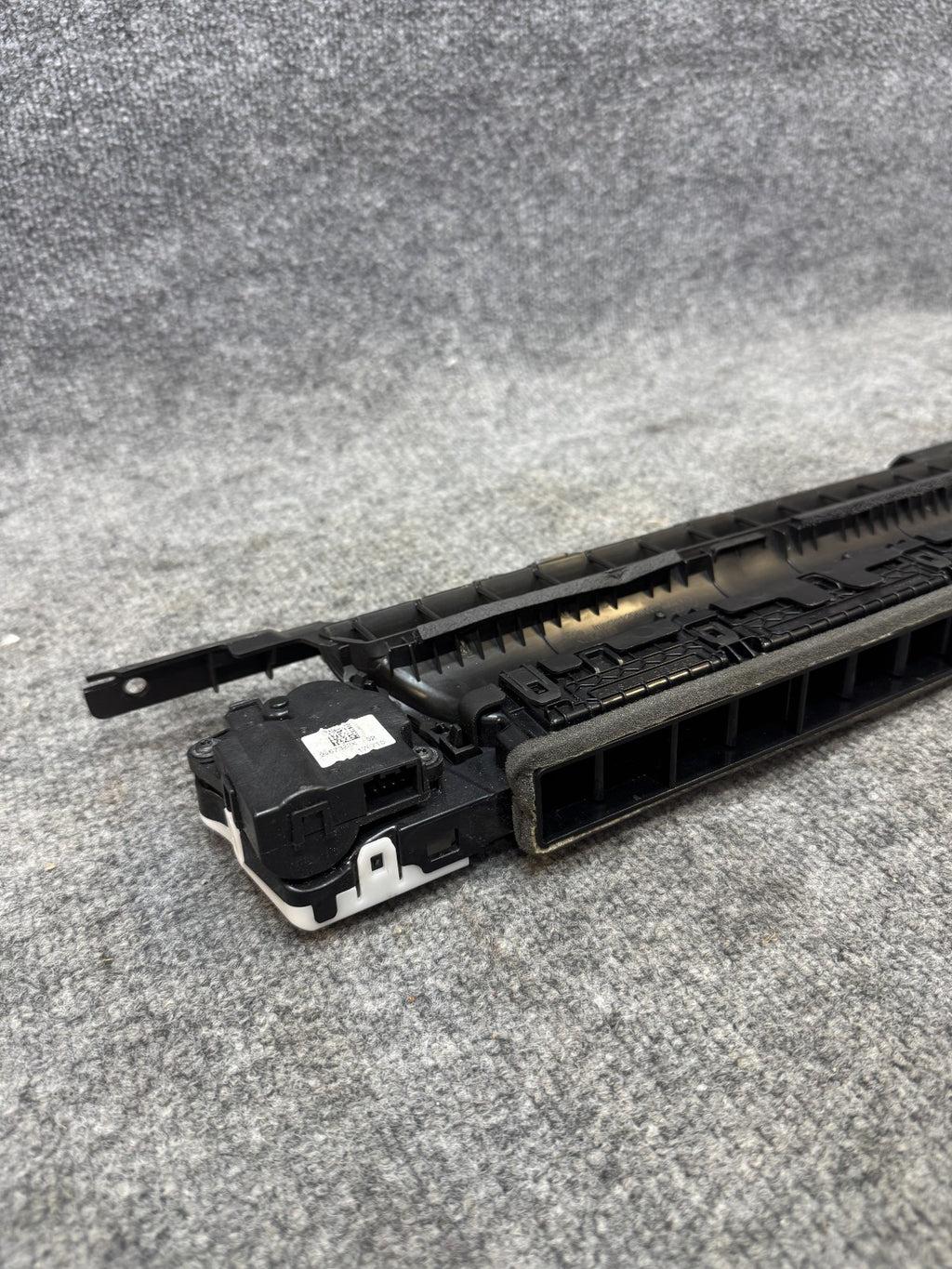 2017 – 2023 TESLA MODEL 3 LEFT DASH HEATER LOWER AIR VENT GRILLE OEM, 108332000F