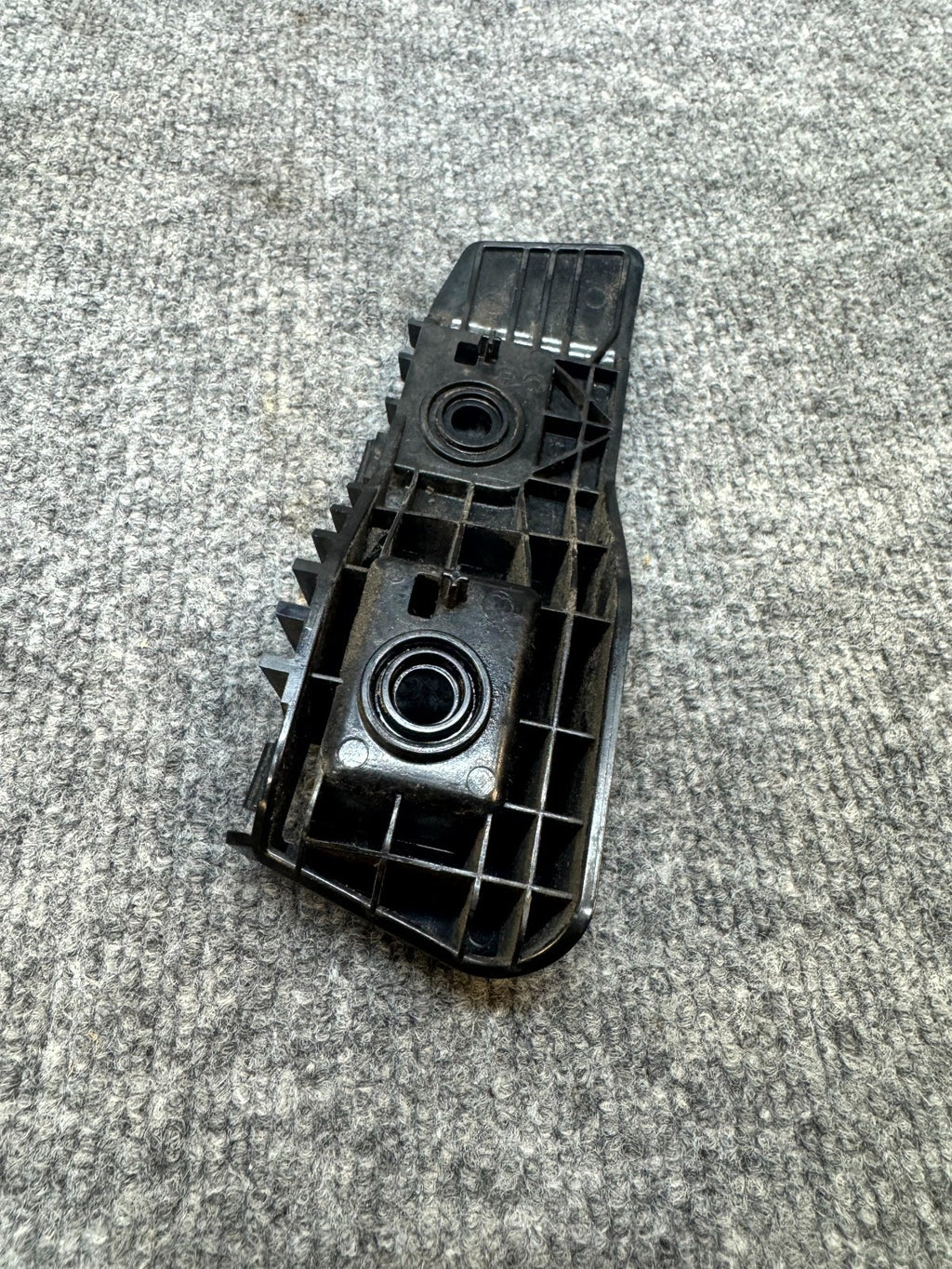 2017-2023 TESLA MODEL 3 REAR LEFT SIDE TAILLIGHT MOUNT BRACKET OEM, 1083992-00-E