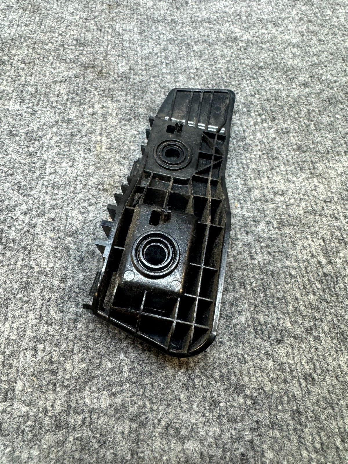 2017-2023 TESLA MODEL 3 REAR LEFT SIDE TAILLIGHT MOUNT BRACKET OEM, 1083992-00-E