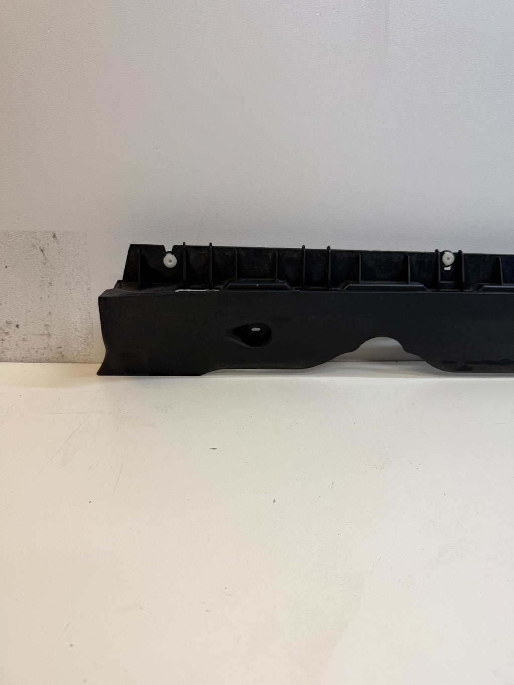 2020-24 TESLA MODEL Y RIGHT SIDE SKIRT ROCKER PANEL MOLDING CARRIER BRACKET