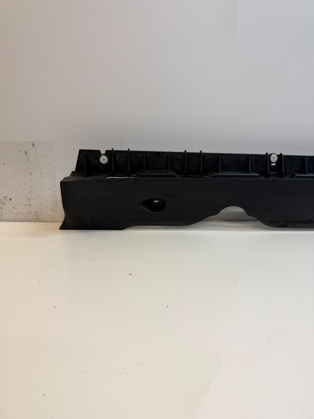 2020-24 TESLA MODEL Y RIGHT SIDE SKIRT ROCKER PANEL MOLDING CARRIER BRACKET