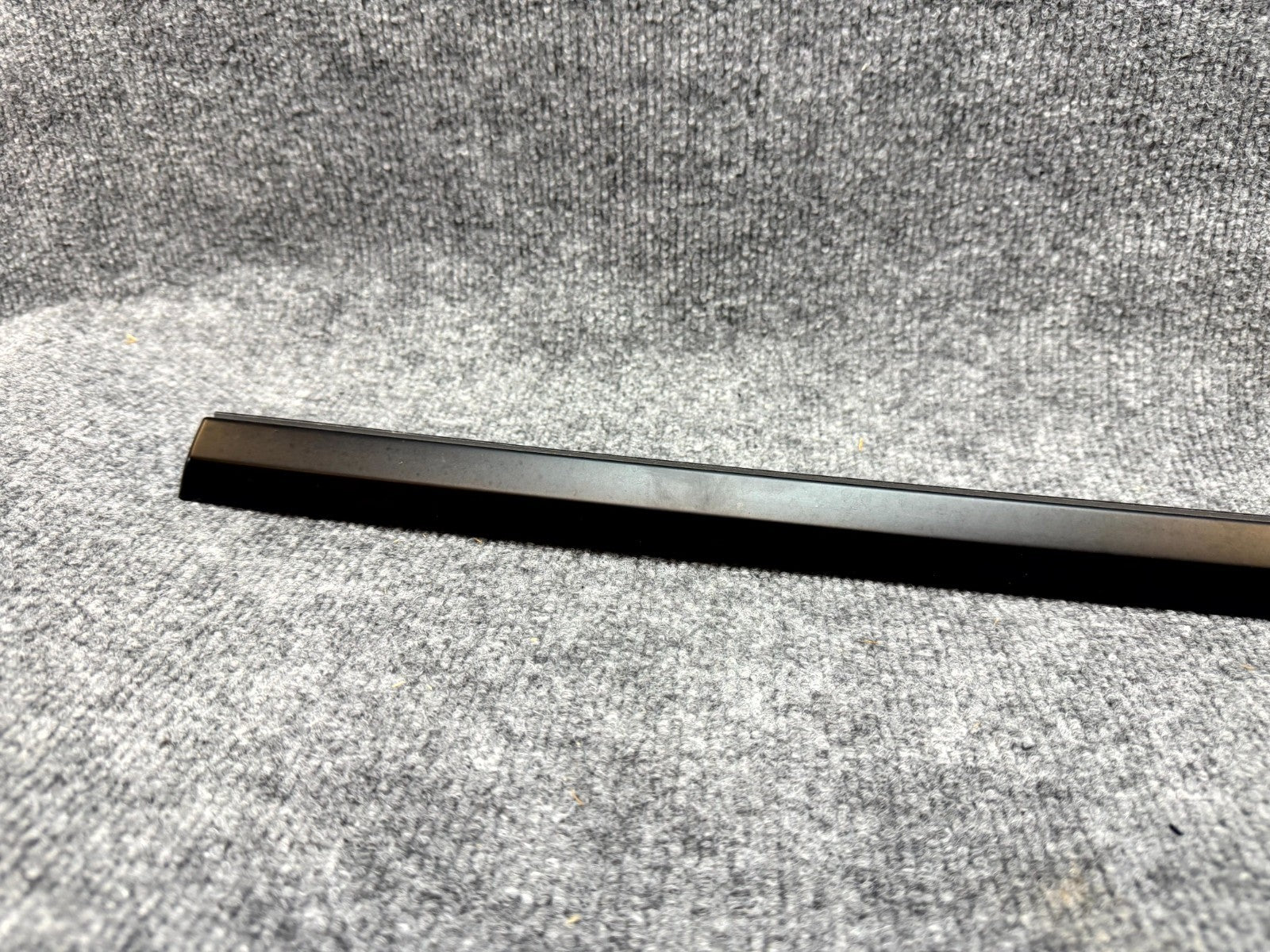 2020-2024 TESLA MODEL Y REAR LEFT SIDE DOOR WINDOW OUTER BELT SEAL OEM,149572200