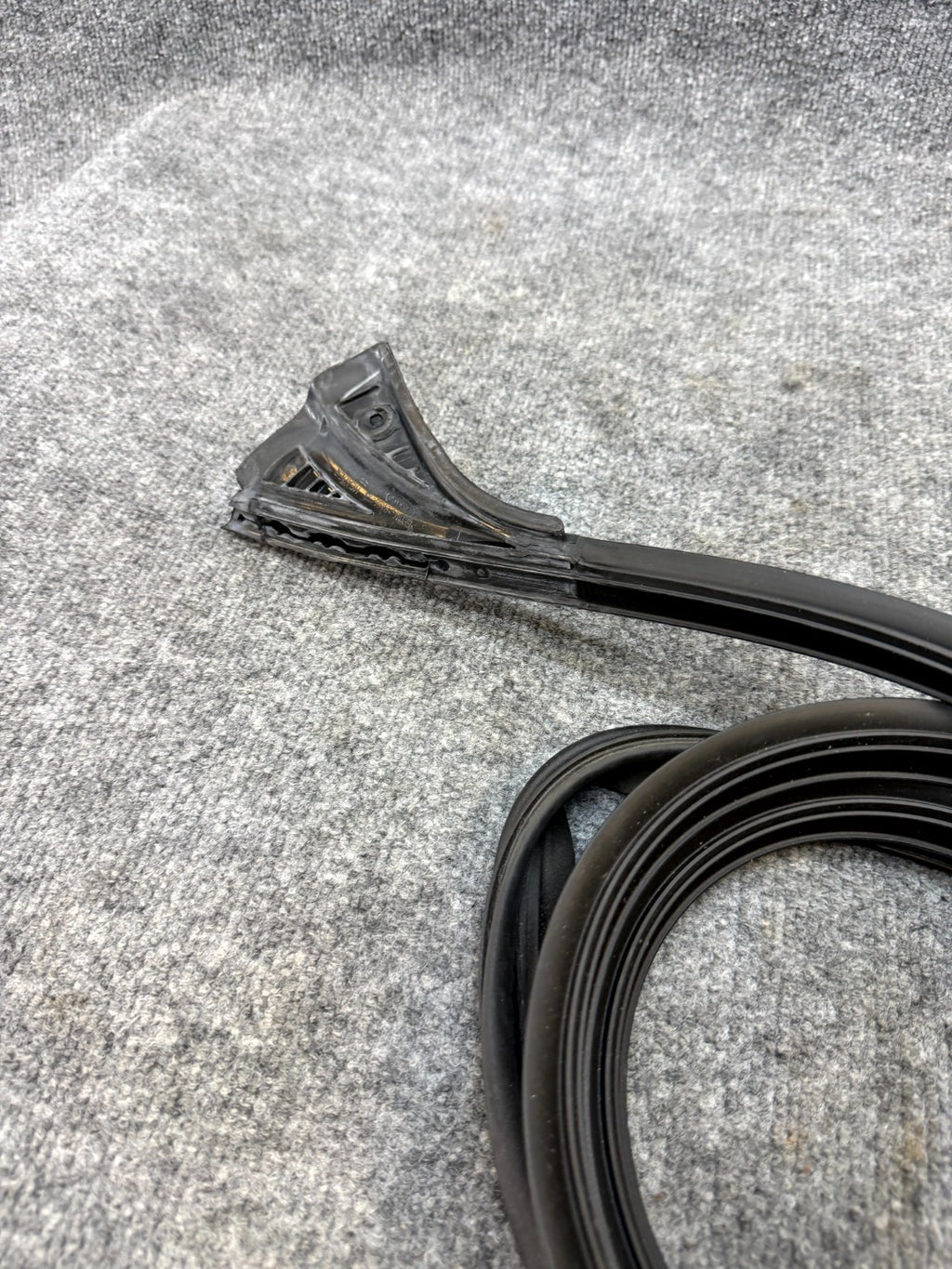 2020-2024 TESLA MODEL Y FRONT LEFT SIDE BODY HEADER RUBBER SEAL OEM,1497677-00-C