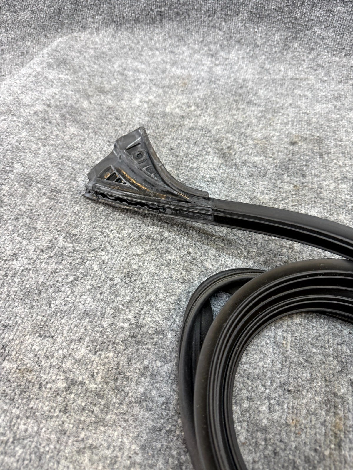 2020-2024 TESLA MODEL Y FRONT LEFT SIDE BODY HEADER RUBBER SEAL OEM,1497677-00-C