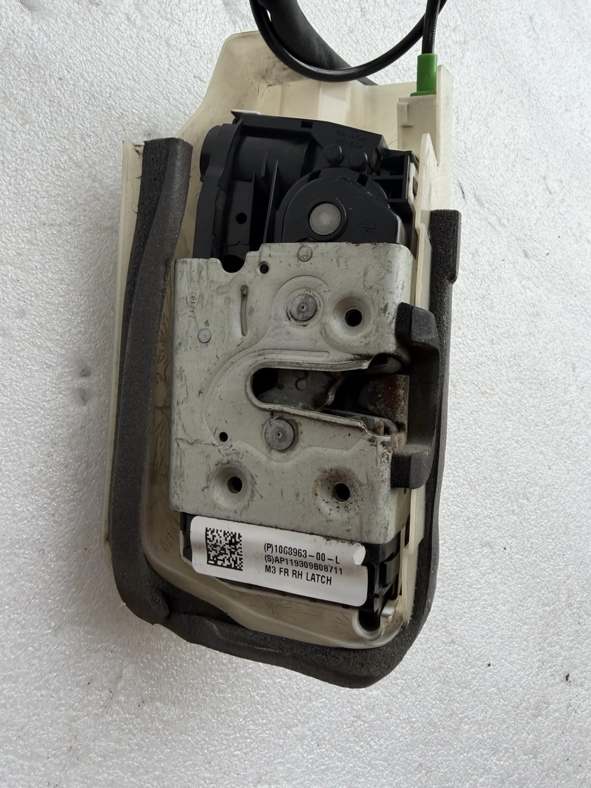 ♦️17-23 TESLA MODEL 3 FRONT RIGHT DOOR LOCK LATCH ACTUATOR OEM, 1068963-00-L