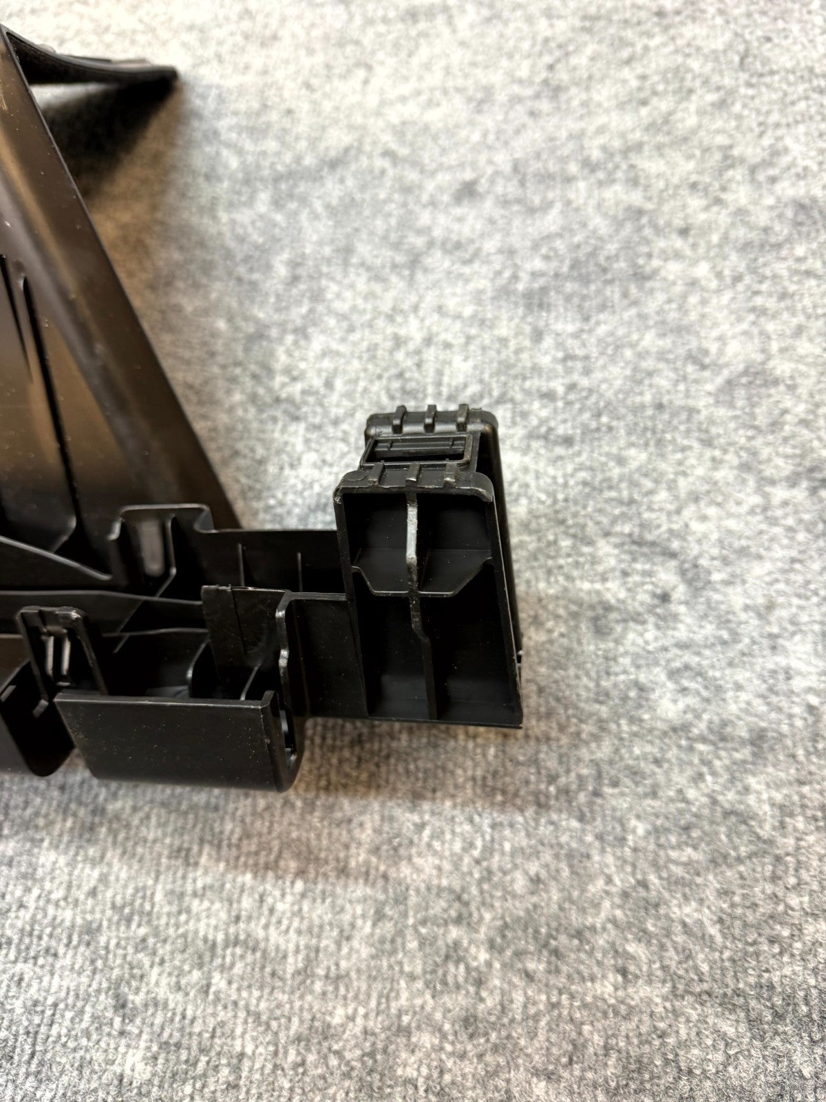 2020-2025 TESLA MODEL Y RIGHT SIDE TRUNK RUCKET BRACKET OEM, 1816617-00-A