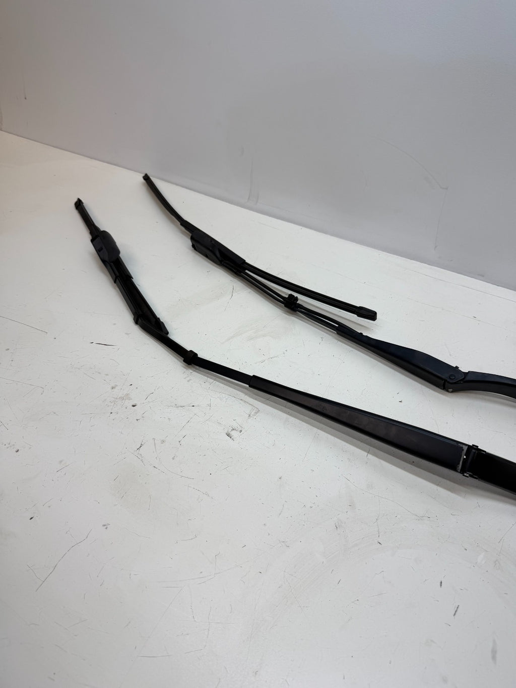 20-24 TESLA MODEL Y FRONT WINDSHIELD LEFT RIGHT WIPER ARM W/ BLADE SET 97036203