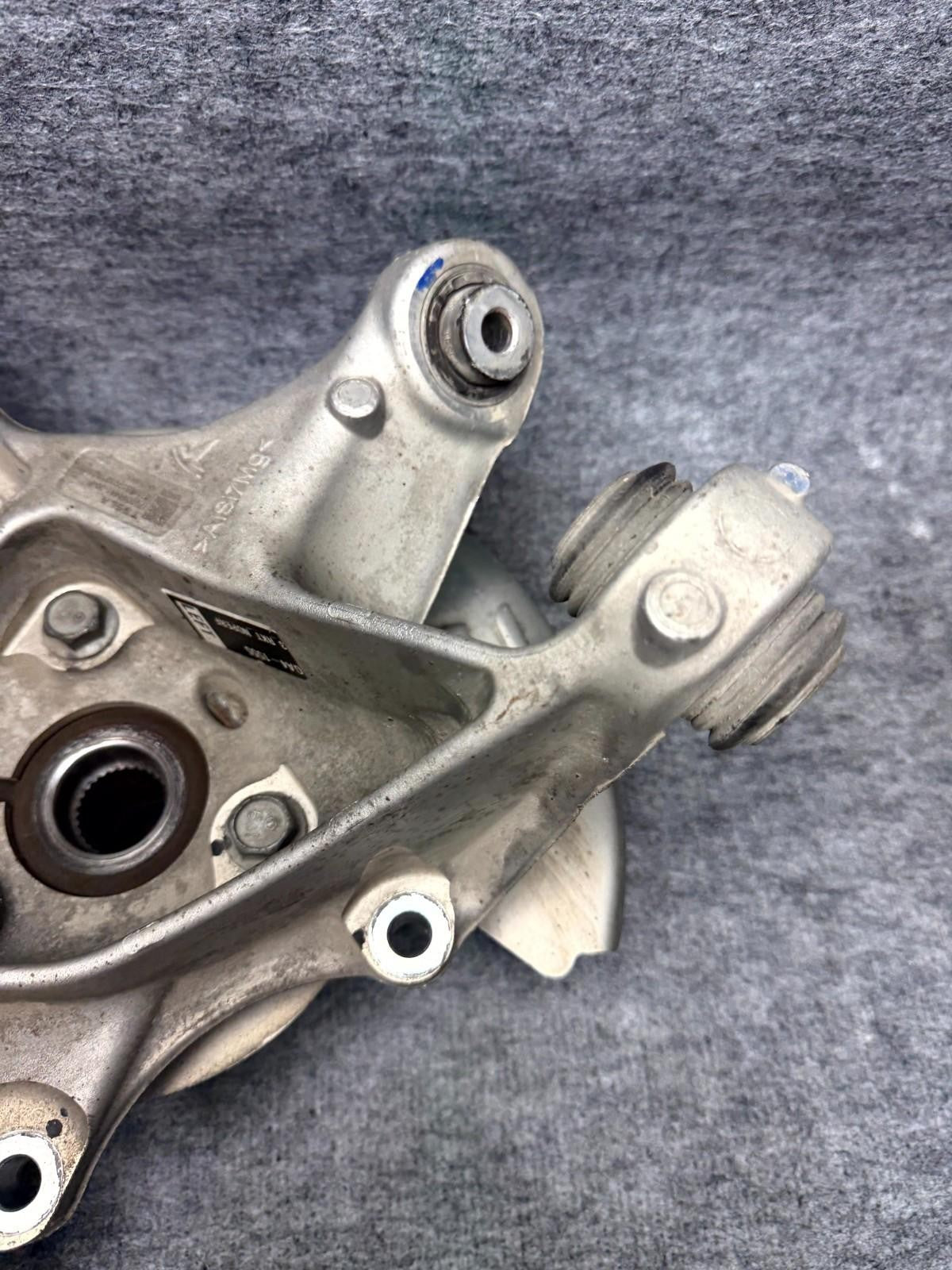 ♦️2017 - 2023 TESLA MODEL 3 REAR LEFT SIDE SPINDLE KNUCKLE HUB OEM, 1044123-00-A
