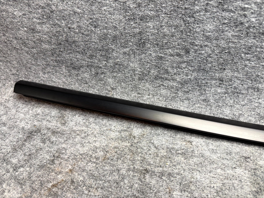♦️17-23 TESLA MODEL 3 FRONT RIGHT DOOR WINDOW OUTER BELT MOLDING OEM, 108068401I