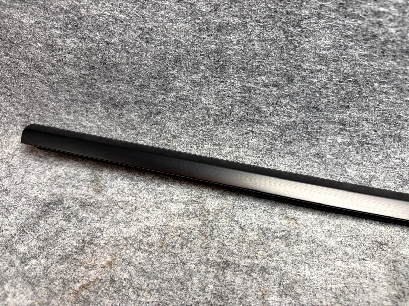 ♦️17-23 TESLA MODEL 3 FRONT RIGHT DOOR WINDOW OUTER BELT MOLDING OEM, 108068401I