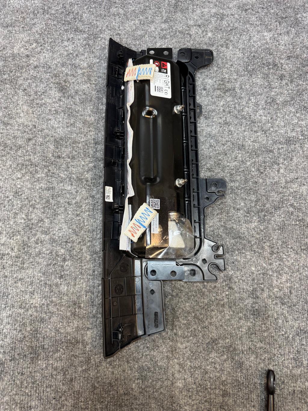 2020-2025 TESLA MODEL 3 RIGHT SIDE KNEE AIRBAG OEM 1077825-00-E