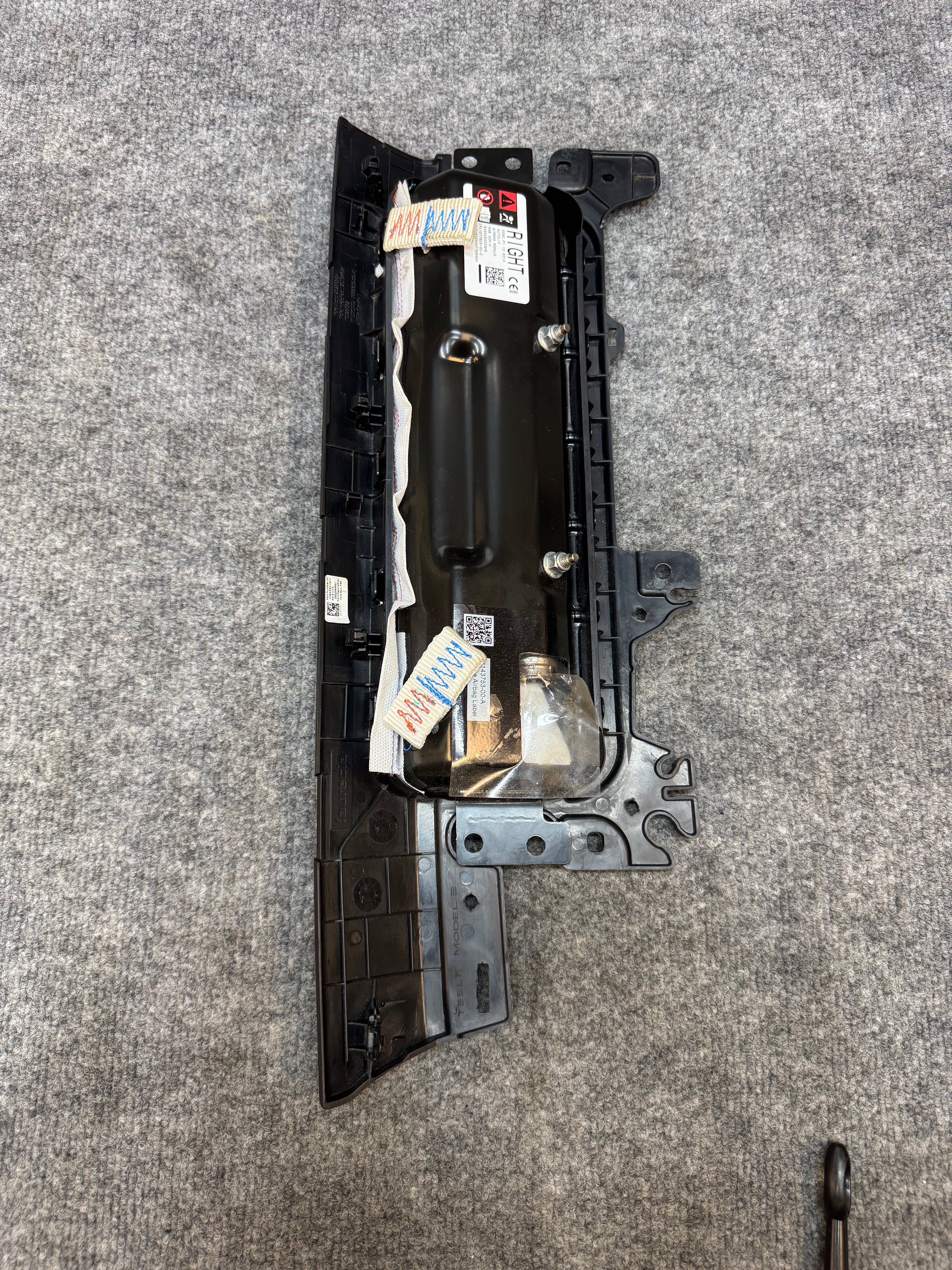 2020-2025 TESLA MODEL 3 RIGHT SIDE KNEE AIRBAG OEM 1077825-00-E