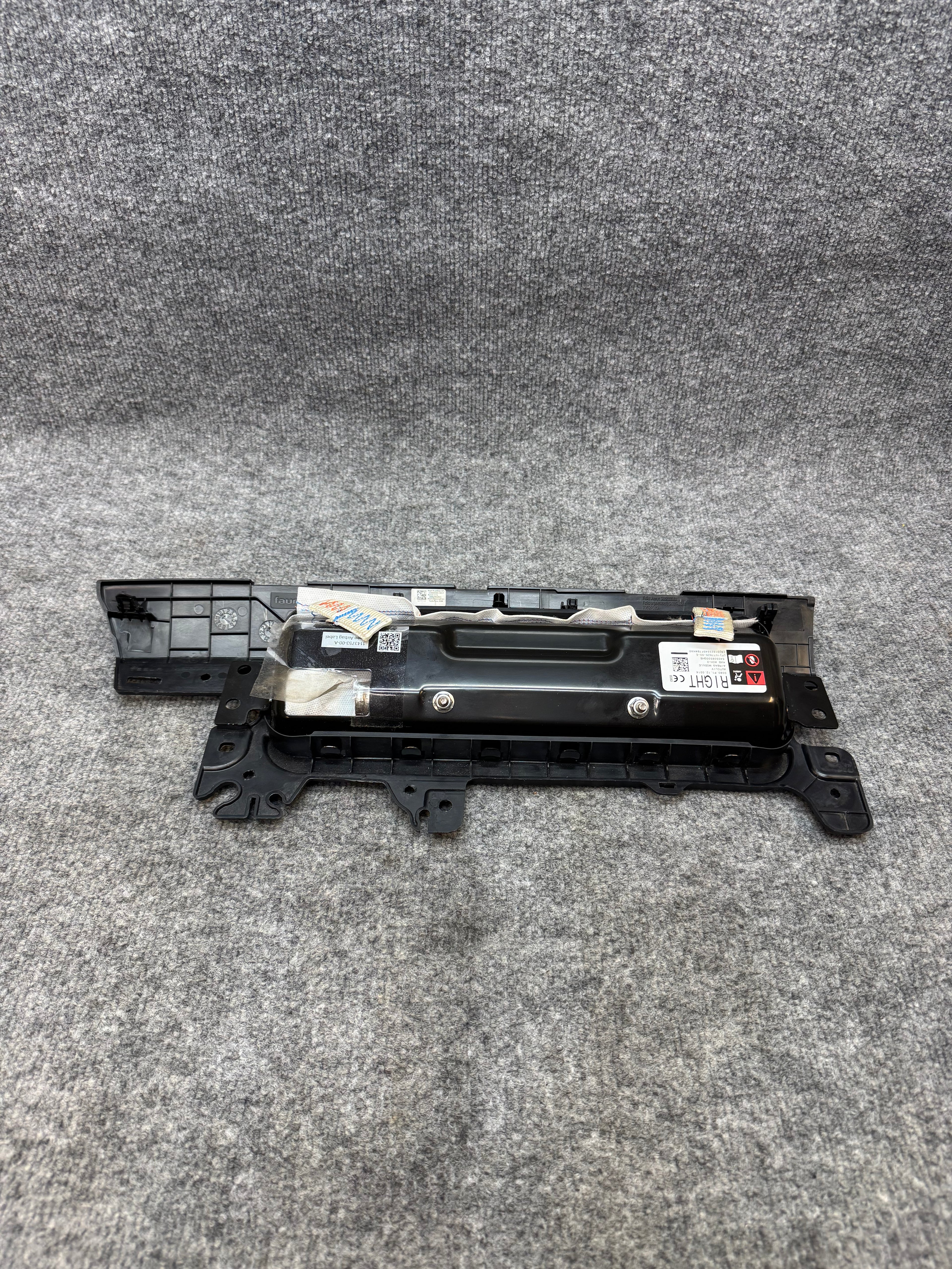 2020-2025 TESLA MODEL 3 RIGHT SIDE KNEE AIRBAG OEM 1077825-00-E
