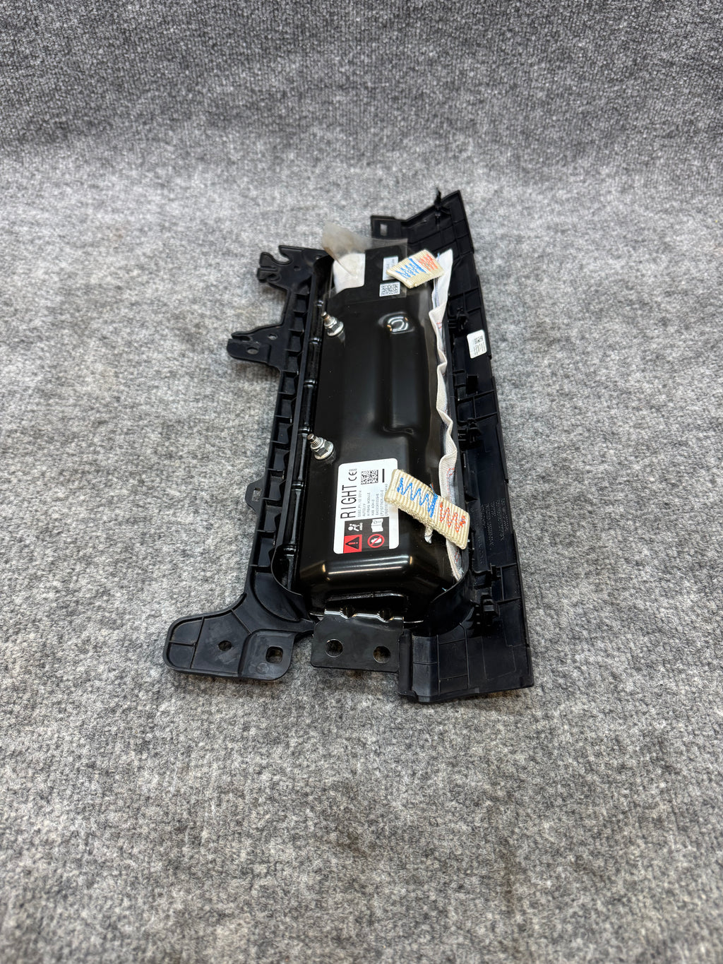 2020-2025 TESLA MODEL 3 RIGHT SIDE KNEE AIRBAG OEM 1077825-00-E