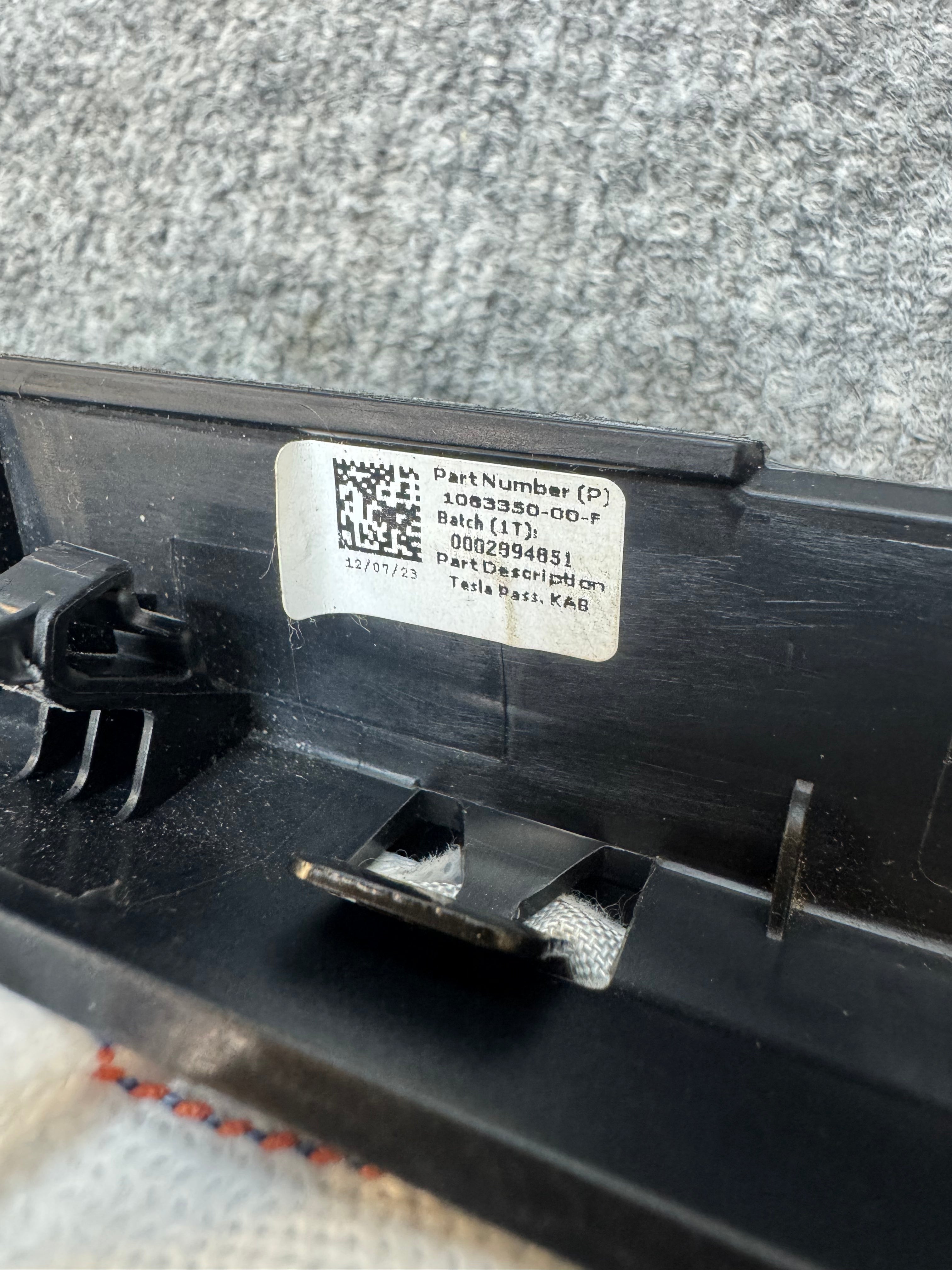 2020-2025 TESLA MODEL 3 RIGHT SIDE KNEE AIRBAG OEM 1077825-00-E