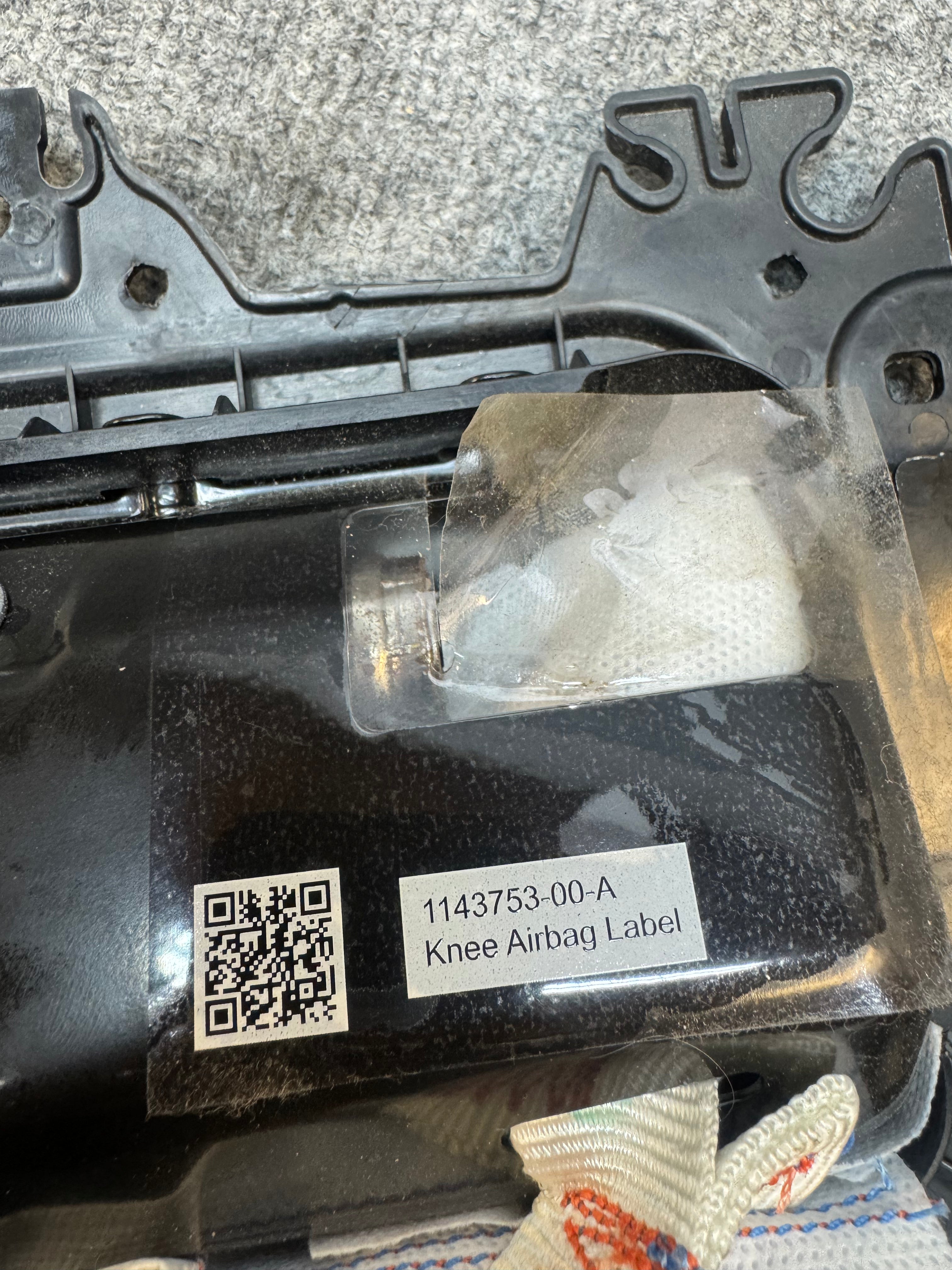 2020-2025 TESLA MODEL 3 RIGHT SIDE KNEE AIRBAG OEM 1077825-00-E