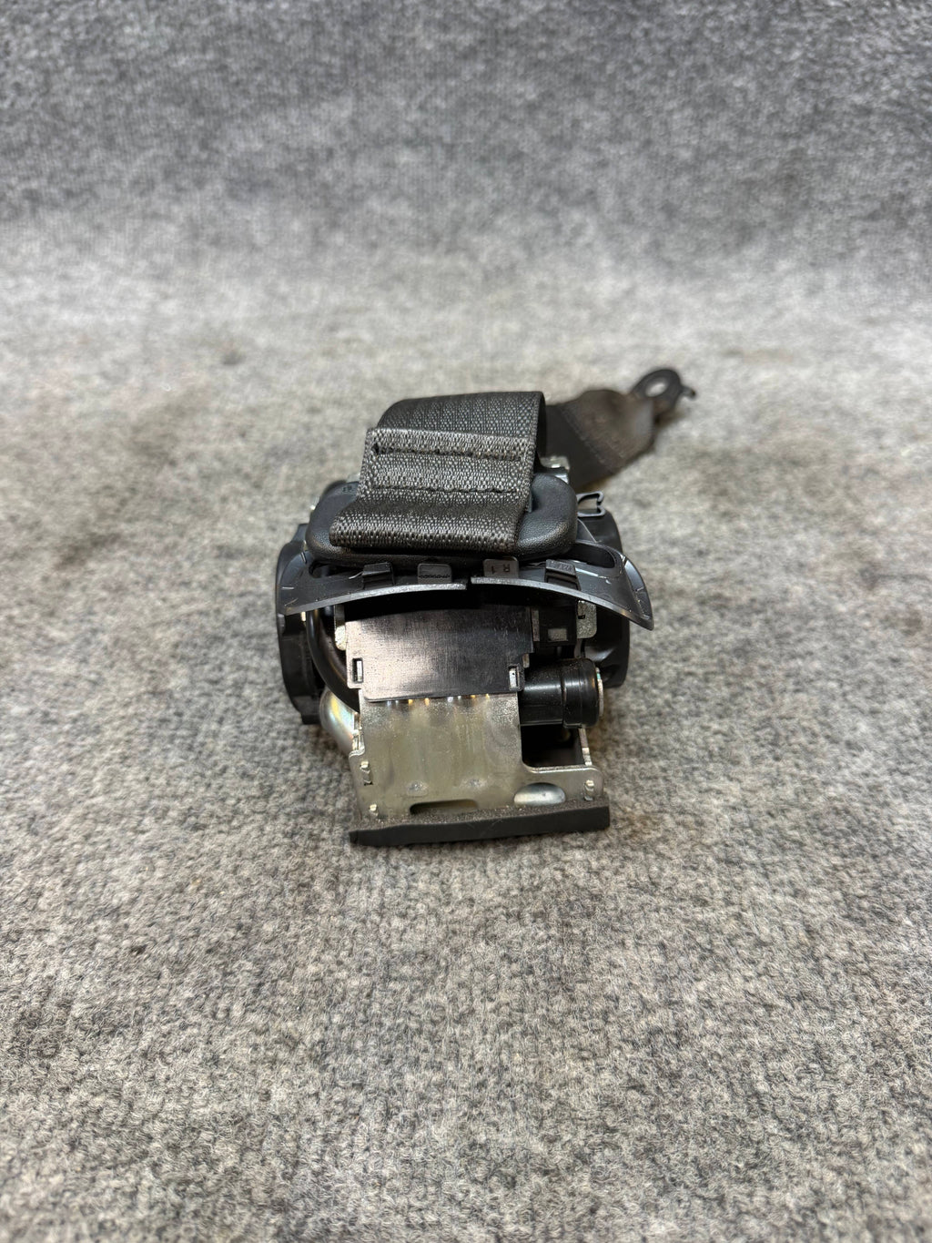 2017-2023 TESLA MODEL 3 REAR RIGHT / LEFT SEAT BELT RETRACTOR OEM 1081281-91-D