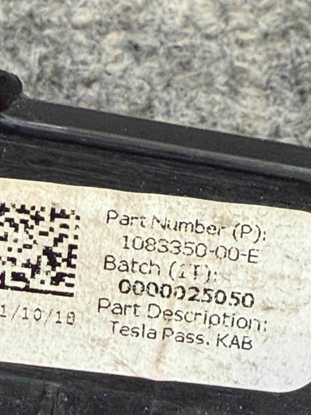 2017-2024 TESLA MODEL 3 RIGHT SIDE KNEE AIRBAG OEM 1083350-00-E
